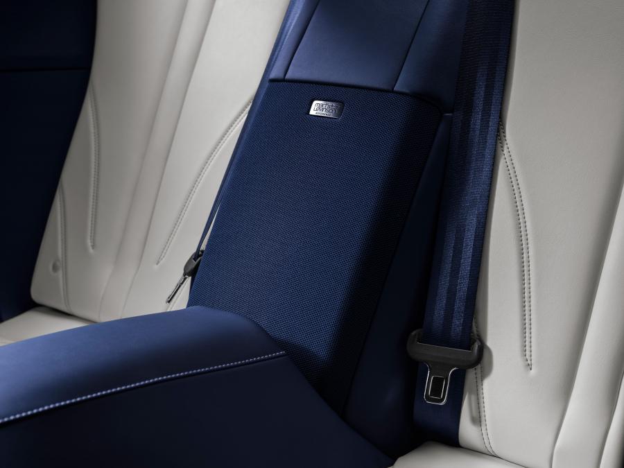Детали интерьера Lexus LC500h Structural Blue 2018 года  (JP) (фото 4 из 6)